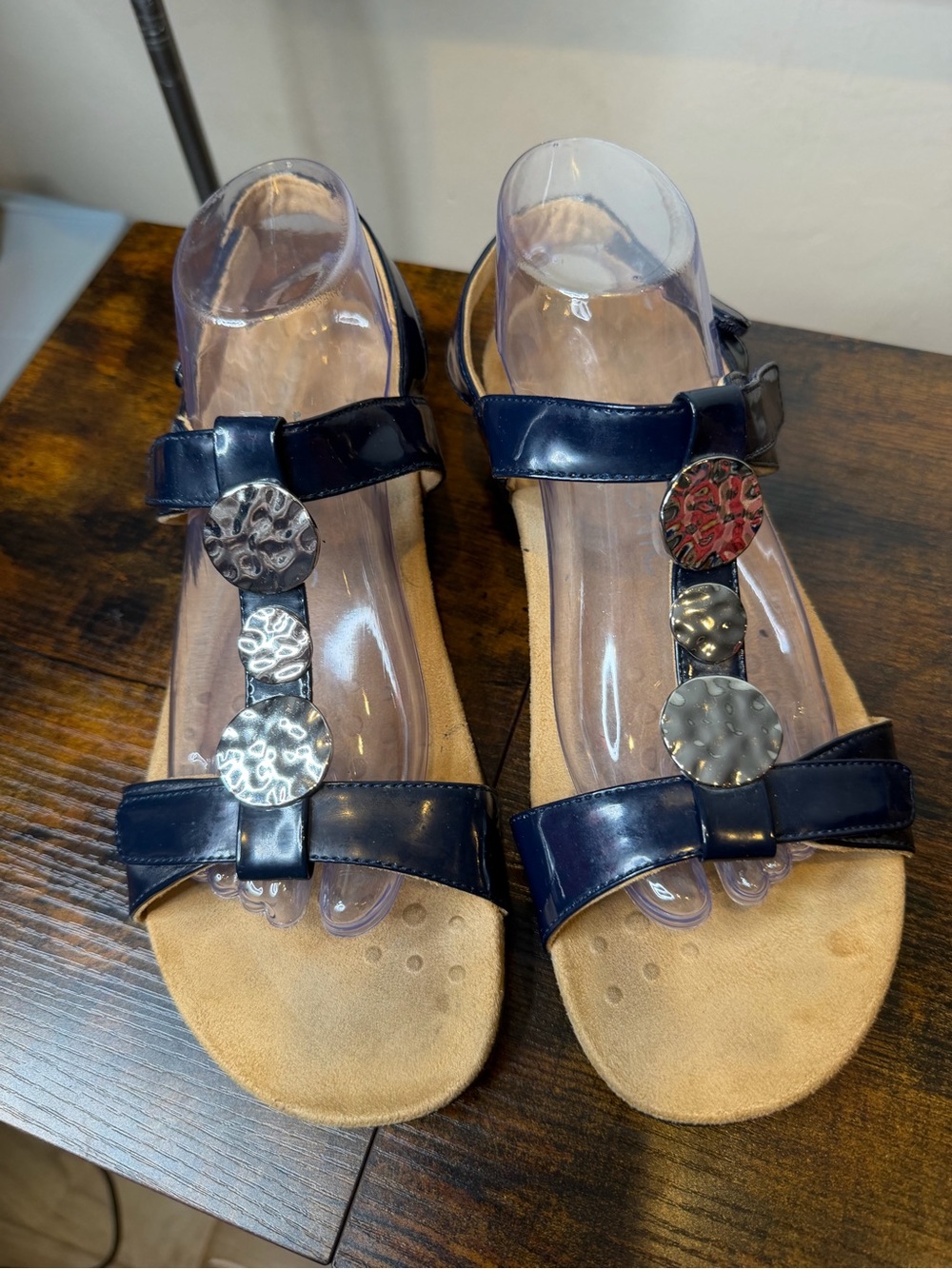 Vionic Farra navy blue patent leather sandals silver disc T-strap design size 10